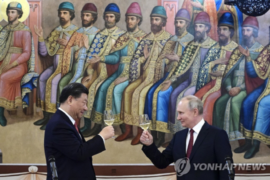 2023년 3월 러시아를 방문한 시진핑 중국 국가주석과 건배하는 블라디미르 푸틴 러시아 대통령. [AP=연합뉴스]